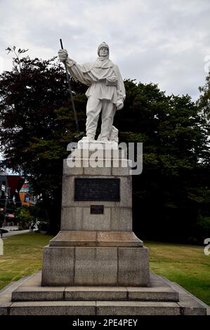 Statua di Robert Falcon Scott, esploratore antartico, a Central Christchurch, Nuova Zelanda. La statua è stata scolpita in marmo dalla vedova Kathleen Scott Foto Stock