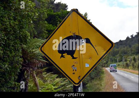 Segnali stradali progettati per sensibilizzare il conducente sul fatto che nella zona si potrebbe incontrare Kiwis. Le indicazioni sono vicino all'insediamento della West Coast di Okarito Foto Stock