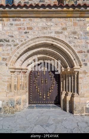 La famosa porta gotica del jordon del XV secolo nel monastero di Santo Toribio de Liebana, Camaleño, Cantabria, SPAGNA Foto Stock