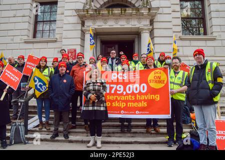 Londra, Regno Unito. 15th marzo 2023. Mark Serwotka, Segretario Generale DEL PCS e Fran Heathcote, Presidente DEL PCS, si trovano in piedi con i membri DEL PCS al di fuori del Tesoro. IL PCS (Public and Commercial Services Union) ha protestato al di fuori di HM Treasury e ha marciato a Trafalgar Square il giorno del budget chiedendo una retribuzione equa, mentre vari sindacati di diversi settori hanno organizzato delle dimostrazioni in tutto il Regno Unito. Credit: Vuk Valcic/Alamy Live News Foto Stock