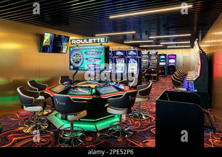 Nikolaev, Ucraina, - 21 ottobre 2021: Slot machine del casinò 'First' nell'hotel 'Green Day'. Deluxe Game Club nell'hotel. Foto Stock