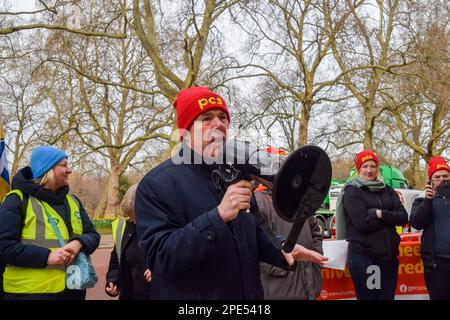 Londra, Regno Unito. 15th marzo 2023. Mark Serwotka, Segretario Generale DEL PCS, parla al di fuori del Tesoro. IL PCS (Public and Commercial Services Union) ha protestato al di fuori di HM Treasury e ha marciato a Trafalgar Square il giorno del budget chiedendo una retribuzione equa, mentre vari sindacati di diversi settori hanno organizzato delle dimostrazioni in tutto il Regno Unito. Credit: Vuk Valcic/Alamy Live News Foto Stock