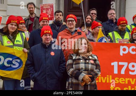 Londra, Regno Unito. 15th marzo 2023. Mark Serwotka, Segretario Generale DEL PCS e Fran Heathcote, Presidente DEL PCS, si trovano in piedi con i membri DEL PCS al di fuori del Tesoro. IL PCS (Public and Commercial Services Union) ha protestato al di fuori di HM Treasury e ha marciato a Trafalgar Square il giorno del budget chiedendo una retribuzione equa, mentre vari sindacati di diversi settori hanno organizzato delle dimostrazioni in tutto il Regno Unito. Credit: Vuk Valcic/Alamy Live News Foto Stock