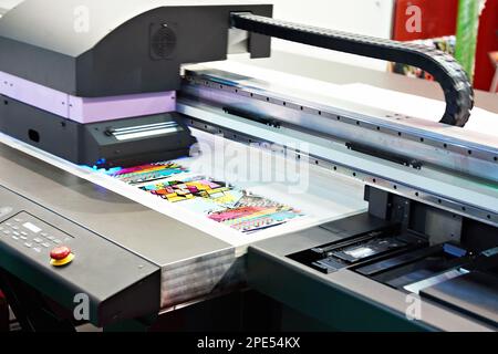 Stampante industriale per grandi formati in funzione Foto Stock