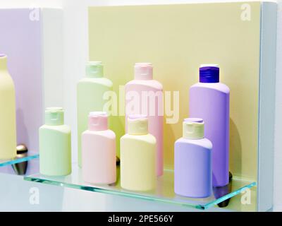 Bottiglie di plastica cosmetica e shampoo Foto Stock