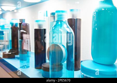 Vetrina negozio con bottiglie di plastica e vasetti di cosmetici e shampoo Foto Stock