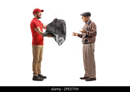 Foto a profilo completo di un addetto alla lavanderia che dà un vestito con custodia a un uomo anziano isolato su sfondo bianco Foto Stock