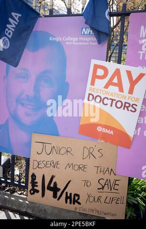 Il secondo giorno della loro azione industriale a livello nazionale, i cartelli sindacali della BMA sono visti sulle ringhiere al di fuori del Kings College Hospital, il 14th marzo 2023, a Londra, in Inghilterra. Il walkout dalla British Medical Association fino a 61.000 medici in formazione o in formazione che stanno mettendo in scena la sosta di 72 ore in cerca di un aumento della retribuzione del 26% e durante la settimana in cui il bilancio del governo è annunciato. Foto Stock