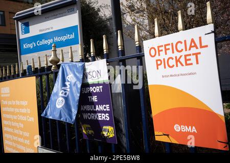 Il secondo giorno della loro azione industriale a livello nazionale, i cartelli sindacali della BMA sono visti sulle ringhiere al di fuori del Kings College Hospital, il 14th marzo 2023, a Londra, in Inghilterra. Il walkout dalla British Medical Association fino a 61.000 medici in formazione o in formazione che stanno mettendo in scena la sosta di 72 ore in cerca di un aumento della retribuzione del 26% e durante la settimana in cui il bilancio del governo è annunciato. Foto Stock
