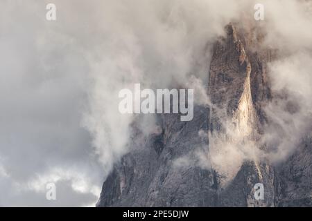 Vista sul gruppo del Sella in una giornata nuvolosa - Val Gardena, Dolomiti Foto Stock