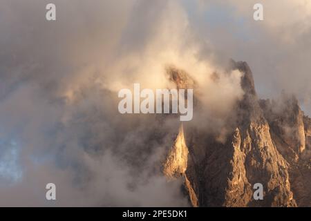 Vista sul gruppo del Sella in una giornata nuvolosa - Val Gardena, Dolomiti Foto Stock