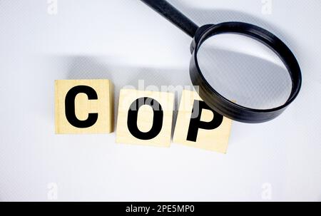 COP Colombia peso segno su colorati cubi di legno. Foto Stock
