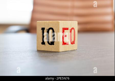 Cubi di legno con l'espressione 'IQ' 'Intelligence Quozient' a 'EQ' 'Emotional Quozient'. Splendido sfondo grigio. Spazio di copia. Concetto. Foto Stock