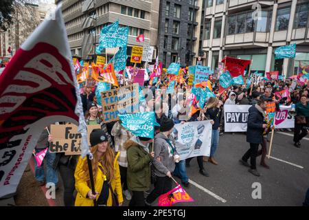 Londra/Regno Unito 15 MARZO 2023. Migliaia di lavoratori hanno preso la strada per protestare per la retribuzione e le condizioni eque. A loro si sono aggiunti maestri straordinari, medici in formazione, funzionari pubblici, personale universitario, lavoratori amazzonici e metropolitana di Londra. Aubrey Fagon/Alamy Live News Foto Stock