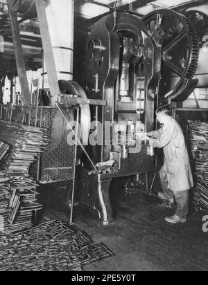 Una stampa di potere presso la fabbrica Birmingham Small Arms Company Limited, c1933. La pressa di potenza può essere vista come la fabbricazione di parti di motore per motociclette BSA. Foto Stock