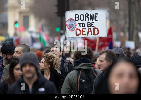 I manifestanti tengono uno slogan che porta un ritratto beffante del primo ministro francese Elisabeth sopportato durante una manifestazione in un giorno 8th di scioperi e proteste in tutto il paese contro il governo ha proposto una revisione delle pensioni a Parigi il 15 marzo 2023. La Francia si trova di fronte a un altro giorno di scioperi per le riforme pensionistiche altamente controverse che il Presidente sembra sul punto di portare avanti nonostante mesi di proteste. Mentre la legislazione entra nella fase finale del parlamento, i sindacati sono previsti per fare un altro tentativo di esercitare pressioni sul governo e sui legislatori affinché rifiutino la proposta di aumento del pensionamento Foto Stock