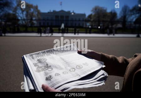 Una persona guarda un annuncio pubblicitario nel New York Times come Taoiseach Leo Varadkar si trova a Washington, DC, durante la sua visita negli Stati Uniti per il giorno di San Patrizio. Data immagine: Mercoledì 15 marzo 2023. Foto Stock