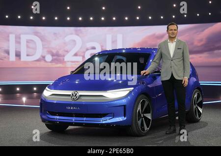 Amburgo, Germania. 15th Mar, 2023. Thomas Schäfer, presidente del consiglio di amministrazione del marchio Volkswagen Passenger Cars, membro del consiglio di amministrazione della Volkswagen AG e responsabile del Brand Group Volume, si trova accanto allo studio ID.2all sul palco del CCH (Congress Center Hamburg). Volkswagen ha mostrato un design per la piccola auto elettrica con cui il marchio principale del gruppo prevede di espandere la propria gamma ID verso il basso. La vettura (titolo di lavoro 'ID.2all') sarà lanciata entro il 2026, sarà più o meno delle dimensioni di un'attuale VW Polo e sarà prodotta in Spagna. Credit: Marcus Brandt/dpa/Alamy Live News Foto Stock