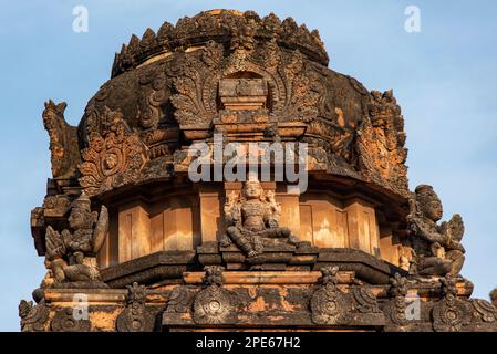 Splendide sculture sul tempio Krishna di Hampi. Hampi, la capitale dell'impero Vijayanagar, è un sito patrimonio dell'umanità dell'UNESCO. Foto Stock