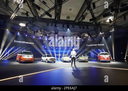 15 marzo 2023, Amburgo: Thomas Schäfer, presidente del consiglio di amministrazione del marchio Volkswagen Passenger Cars, membro del consiglio di amministrazione della Volkswagen AG e responsabile del Brand Group Volume, interviene sul palco del CCH (Congress Center Hamburg) durante la presentazione dello studio ID.2all. Volkswagen ha mostrato un design per la piccola auto elettrica con cui il marchio principale del gruppo prevede di espandere la propria gamma ID verso il basso. Il lancio della vettura (titolo operativo "ID.2all") è previsto per il 2026, è più o meno delle dimensioni di un'attuale VW Polo e sarà prodotta in Spagna. Foto: Marcus Brandt/dpa Foto Stock