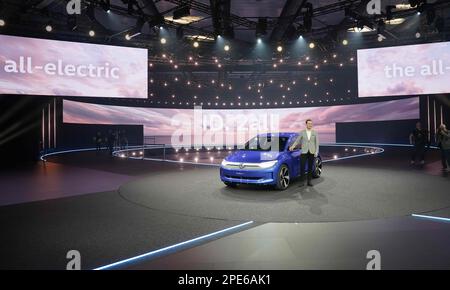 Amburgo, Germania. 15th Mar, 2023. Thomas Schäfer, presidente del consiglio di amministrazione del marchio Volkswagen Passenger Cars, membro del consiglio di amministrazione della Volkswagen AG e responsabile del Brand Group Volume, si trova accanto allo studio ID.2all sul palco del CCH (Congress Center Hamburg). Volkswagen ha mostrato un design per la piccola auto elettrica con cui il marchio principale del gruppo prevede di espandere la propria gamma ID verso il basso. La vettura (titolo di lavoro 'ID.2all') sarà lanciata entro il 2026, sarà più o meno delle dimensioni di un'attuale VW Polo e sarà prodotta in Spagna. Credit: Marcus Brandt/dpa/Alamy Live News Foto Stock