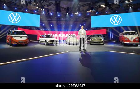 15 marzo 2023, Amburgo: Thomas Schäfer, presidente del consiglio di amministrazione del marchio Volkswagen Passenger Cars, membro del consiglio di amministrazione della Volkswagen AG e responsabile del Brand Group Volume, interviene sul palco del CCH (Congress Center Hamburg) durante la presentazione dello studio ID.2all. Volkswagen ha mostrato un design per la piccola auto elettrica con cui il marchio principale del gruppo prevede di espandere la propria gamma ID verso il basso. Il lancio della vettura (titolo operativo "ID.2all") è previsto per il 2026, è più o meno delle dimensioni di un'attuale VW Polo e sarà prodotta in Spagna. Foto: Marcus Brandt/dpa Foto Stock
