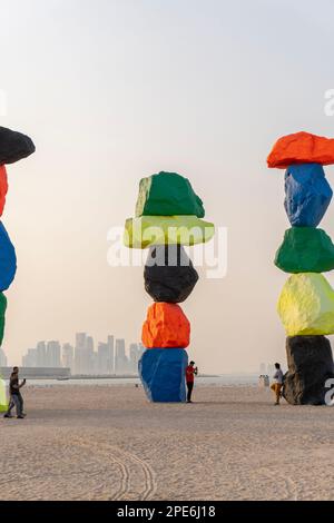 Monti Doha di Ugo Rondinone, questa installazione scultorea combina formazioni geografiche con composizioni astratte. Foto Stock