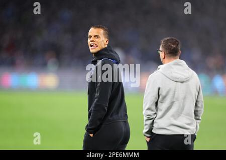 Neapel, Italia. 15th Mar, 2023. Calcio: Champions League, SSC Napoli - Eintracht Francoforte, knockout round, round del 16, seconda tappa, Stadio Diego Armando Maradona. Timothy Chandler di Francoforte (l) prima della partita. Credit: Oliver Weiken/dpa/Alamy Live News Foto Stock