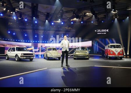 15 marzo 2023, Amburgo: Thomas Schäfer, presidente del consiglio di amministrazione del marchio Volkswagen Passenger Cars, membro del consiglio di amministrazione della Volkswagen AG e responsabile del Brand Group Volume, interviene sul palco del CCH (Congress Center Hamburg) durante la presentazione dello studio ID.2all. Volkswagen ha mostrato un design per la piccola auto elettrica con cui il marchio principale del gruppo prevede di espandere la propria gamma ID verso il basso. Il lancio della vettura (titolo operativo "ID.2all") è previsto per il 2026, è più o meno delle dimensioni di un'attuale VW Polo e sarà prodotta in Spagna. Foto: Marcus Brandt/dpa Foto Stock