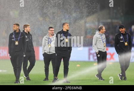 Neapel, Italia. 15th Mar, 2023. Calcio: Champions League, SSC Napoli - Eintracht Francoforte, knockout round, round del 16, seconda tappa, Stadio Diego Armando Maradona. Timothy Chandler di Francoforte (centro) e compagni di squadra prima della partita. Credit: Oliver Weiken/dpa/Alamy Live News Foto Stock