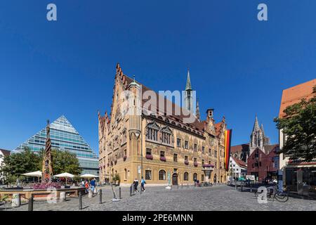 Storico municipio, moderna piramide di vetro della biblioteca, Ulm, Baden-Wuerttemberg, Germania Foto Stock