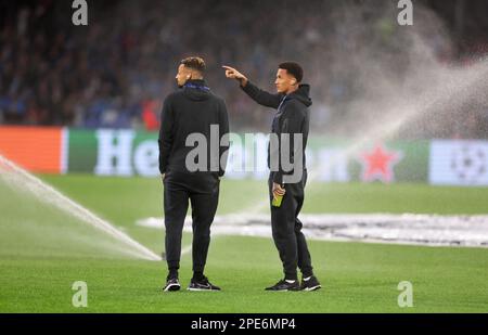 Neapel, Italia. 15th Mar, 2023. Calcio: Champions League, SSC Napoli - Eintracht Francoforte, knockout round, round del 16, seconda tappa, Stadio Diego Armando Maradona. Tuta (r) di Francoforte prima della partita. Credit: Oliver Weiken/dpa/Alamy Live News Foto Stock