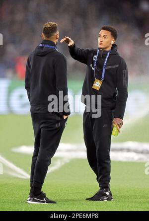 Neapel, Italia. 15th Mar, 2023. Calcio: Champions League, SSC Napoli - Eintracht Francoforte, knockout round, round del 16, seconda tappa, Stadio Diego Armando Maradona. Tuta (r) di Francoforte prima della partita. Credit: Oliver Weiken/dpa/Alamy Live News Foto Stock