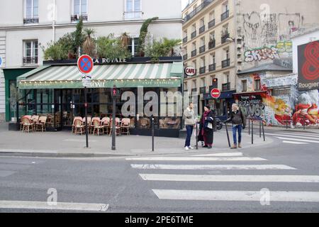 Vista d'angolo del Bd des Filles du Calvaire e Rue Commines con la Royale bar e brasserie sullo sfondo qui si trova a Parigi Francia. Foto Stock