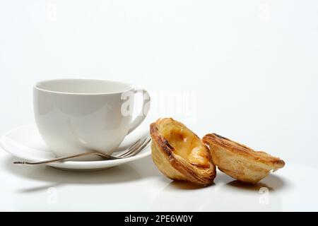 Pastel de Nata, Pasteis de Nata con tazza di caffè, crostata alla crema, specialità portoghesi Foto Stock