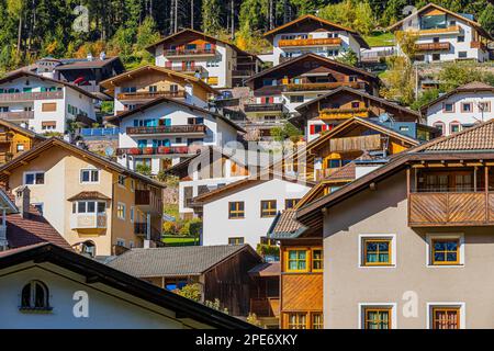 Case costruite in collina a Sankt Ulrich, Val Gardena, Dolomiti, Alto Adige, Italia Foto Stock