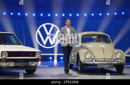 15 marzo 2023, Amburgo: Thomas Schäfer, presidente del consiglio di amministrazione del marchio Volkswagen Passenger Cars, membro del consiglio di amministrazione della Volkswagen AG e responsabile del Brand Group Volume, si reca sul palco del CCH (Congress Center Hamburg) durante la presentazione dello studio ID.2all. Volkswagen ha mostrato un design per la piccola auto elettrica con cui il marchio principale del gruppo prevede di espandere la propria gamma ID verso il basso. Il lancio della vettura (titolo operativo "ID.2all") è previsto per il 2026, è più o meno delle dimensioni di un'attuale VW Polo e sarà prodotta in Spagna. Foto: Marcus Brandt/dpa Foto Stock