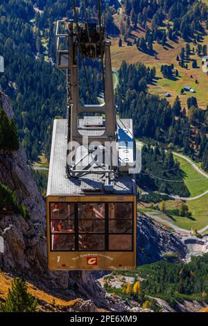 Funivia di fronte all'ingresso della stazione di montagna in cima alla Seceda, Val Gardena, Dolomiti, Alto Adige, Italia Foto Stock