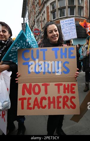 Hype Park, Londra, Regno Unito. 15th Mar, 2023. Dimostrazione: Salvare lo sciopero nazionale delle nostre scuole il giorno del budget. Dieci migliaia di insegnanti, medici, infermieri, genitori e bambini e tutti marzo e chiede un aumento salariale minimo del 5 per cento dovrebbe corrispondere all'inflazione. Credit: Vedi li/Picture Capital/Alamy Live News Foto Stock