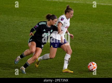 Ruby Mace di Leicester City (a sinistra) e Nikola Karczewska di Tottenham Hotspur combattono per la palla durante la partita della Super League delle donne Barclays a Brisbane Road, Londra. Data immagine: Mercoledì 15 marzo 2023. Foto Stock