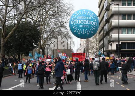 Hype Park, Londra, Regno Unito. 15th Mar, 2023. Dimostrazione: Salvare lo sciopero nazionale delle nostre scuole il giorno del budget. Dieci migliaia di insegnanti, medici, infermieri, genitori e bambini e tutti marzo e chiede un aumento salariale minimo del 5 per cento dovrebbe corrispondere all'inflazione. Credit: Vedi li/Picture Capital/Alamy Live News Foto Stock