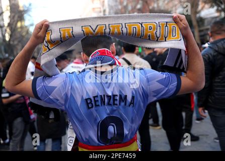 I tifosi del Real Madrid fuori prima del round della UEFA Champions League di sedici partite di seconda tappa allo stadio Santiago Bernabeu di Madrid. Data immagine: Mercoledì 15 marzo 2023. Foto Stock