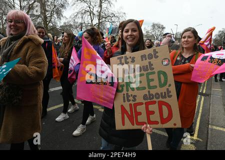 Hype Park, Londra, Regno Unito. 15th Mar, 2023. Dimostrazione: Salvare lo sciopero nazionale delle nostre scuole il giorno del budget. Dieci migliaia di insegnanti, medici, infermieri, genitori e bambini e tutti marzo e chiede un aumento salariale minimo del 5 per cento dovrebbe corrispondere all'inflazione. Credit: Vedi li/Picture Capital/Alamy Live News Foto Stock