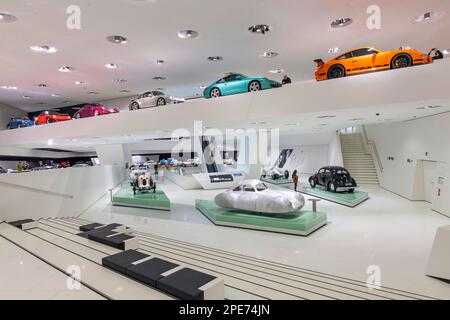 Porsche Museum, vista interna del museo dell'automobile, Stoccarda, Baden-Wuerttemberg, Germania Foto Stock