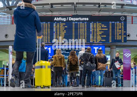 Terminal dell'aeroporto con indicatore di partenza, partenza, viaggiatori con valigie, tiro all'interno, aeroporto Echterdingen, Stoccarda Foto Stock