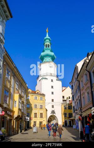 Zona pedonale in via Michalska con porta Michaels, Città Vecchia, Bratislava, Bratislava, Slovacchia Foto Stock