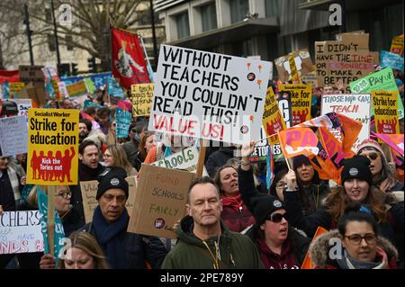 Hype Park, Londra, Regno Unito. 15th Mar, 2023. Dimostrazione: Salvare lo sciopero nazionale delle nostre scuole il giorno del budget. Dieci migliaia di insegnanti, medici, infermieri, genitori e bambini e tutti marzo e chiede un aumento salariale minimo del 5 per cento dovrebbe corrispondere all'inflazione. Credit: Vedi li/Picture Capital/Alamy Live News Foto Stock