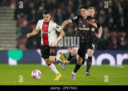 Mohamed Elyoussi (a sinistra) di Southampton e Christian Norgaard di Brentford in azione durante la partita della Premier League al St Mary's Stadium di Southampton. Data immagine: Mercoledì 15 marzo 2023. Foto Stock