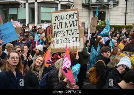 Hype Park, Londra, Regno Unito. 15th Mar, 2023. Dimostrazione: Salvare lo sciopero nazionale delle nostre scuole il giorno del budget. Dieci migliaia di insegnanti, medici, infermieri, genitori e bambini e tutti marzo e chiede un aumento salariale minimo del 5 per cento dovrebbe corrispondere all'inflazione. Credit: Vedi li/Picture Capital/Alamy Live News Foto Stock