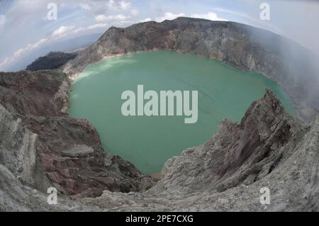 Lago cratere vulcanico acido di colore turchese-verde con vapore in aumento, Monte Ijen, Giava Orientale, Indonesia Foto Stock